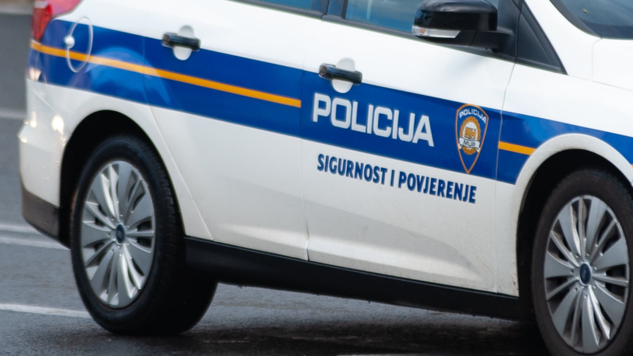 Muškarca (32) propucali u glavu pa izbacili iz auta kod Klisa, uhićene dvije osobe