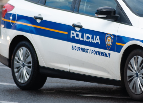 Muškarca (32) propucali u glavu pa izbacili iz auta kod Klisa, uhićene dvije osobe