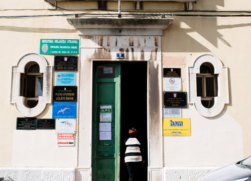 Netko je usred noći prvo obio ulazna vrata ove zgrade u centru grada, a onda provalio i u urede