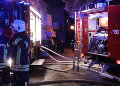 U požaru u Trogiru poginuo muškarac, žena se bori za život