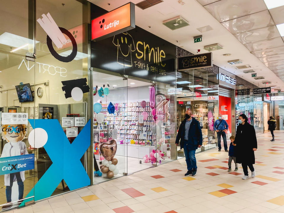 Smile T-shirt & party store nudi personalizirane poklone i dekoracije za zabavu po super cijenama!