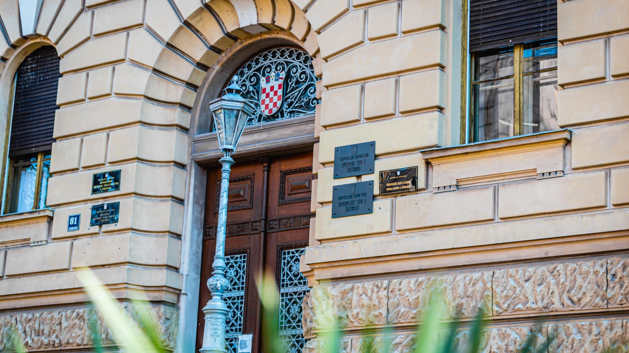 Nametljivac završio u policiji: Skoro mjesec dana stalno zivkao mlađu ženu, pratio je i kupovao joj poklone