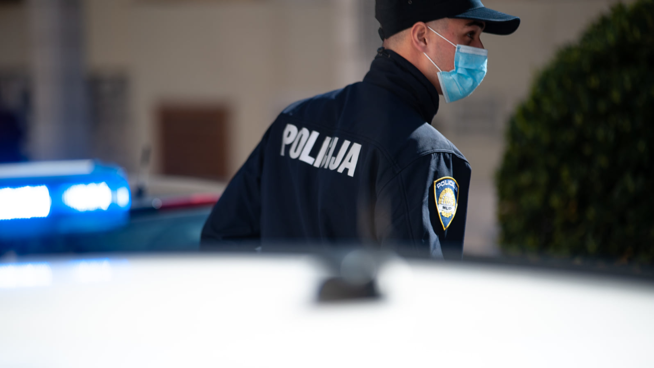 Muškarac (62) iz dućana Vodicama krao hranu i kozmetiku, u Primoštenu provaljeno u dvije kuće