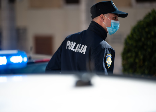 Muškarac (62) iz dućana Vodicama krao hranu i kozmetiku, u Primoštenu provaljeno u dvije kuće