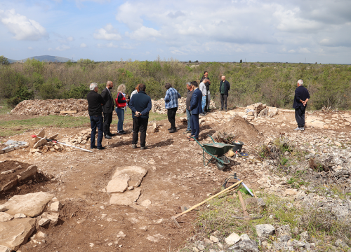 Fotografija 8 - Kod Goriša otkriveni ostaci velike crkve i srednjovjekovni grobovi, sigurno ih ima još nekoliko desetaka