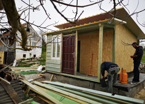 Fotografija 3 - Šibenčani grade novi dom za obitelj stradalu u potresu na Baniji, trebaju vašu pomoć da je dovrše