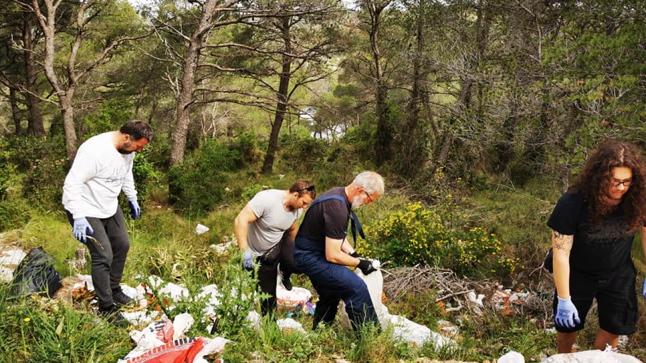 Umjesto u đir, u akciju čišćenja: Petorica vrijednih momaka iz šume kod Jadrtovca izvukla smeća za dva kamiona
