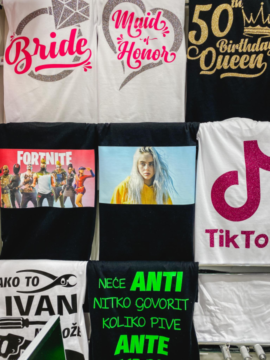 Iznenadite svoje bližnje personaliziranim poklonima i dekoracijama iz Smile T-shirt & party storea!