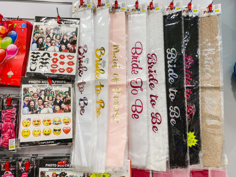 Iznenadite svoje bližnje personaliziranim poklonima i dekoracijama iz Smile T-shirt & party storea!