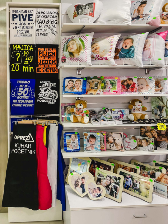 Iznenadite svoje bližnje personaliziranim poklonima i dekoracijama iz Smile T-shirt & party storea!