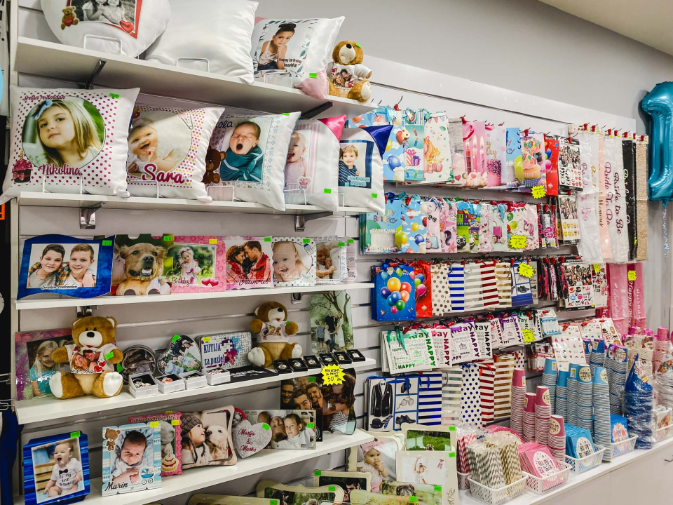 Iznenadite svoje bližnje personaliziranim poklonima i dekoracijama iz Smile T-shirt & party storea!