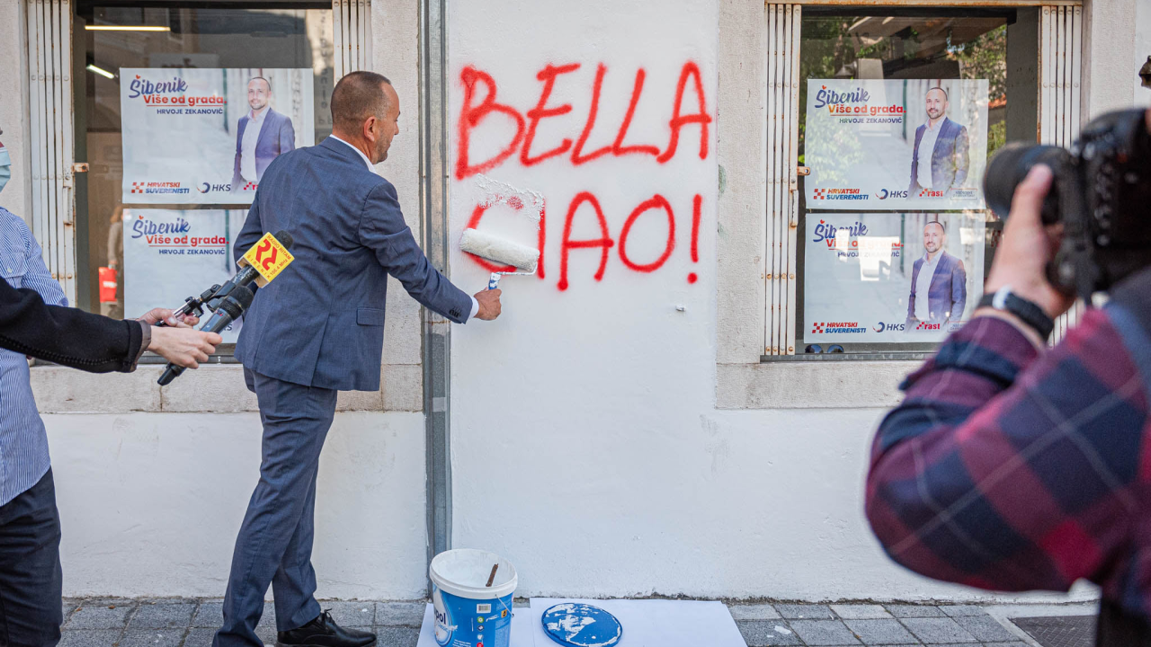 Blažević po prometnom znaku, Zekanović po grafitu, a svi skupa dajemo po govnima