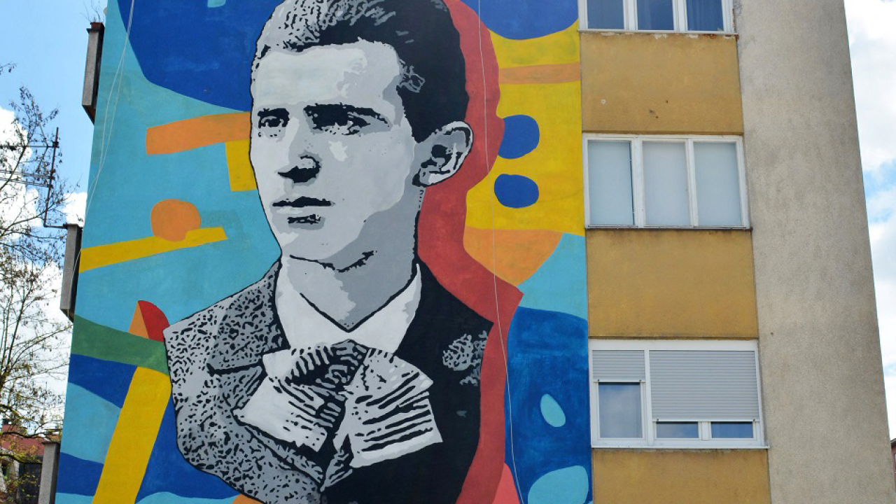 Mladi Tesla na pročelju zgrade u Karlovcu, gradu u kojemu je živio tri godine