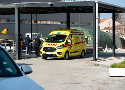 Vozač mopeda teško ozlijeđen u prometnoj nesreći u Primoštenu: Prebrzo ušao u kružni tok