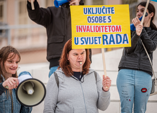Fotografija 10 - Na Poljani 'prosvjed' osoba s invaliditetom: Snimanje završne scene filma u sklopu projekta 'Hoću posao'