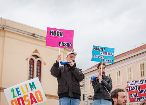 Fotografija 13 - Na Poljani 'prosvjed' osoba s invaliditetom: Snimanje završne scene filma u sklopu projekta 'Hoću posao'