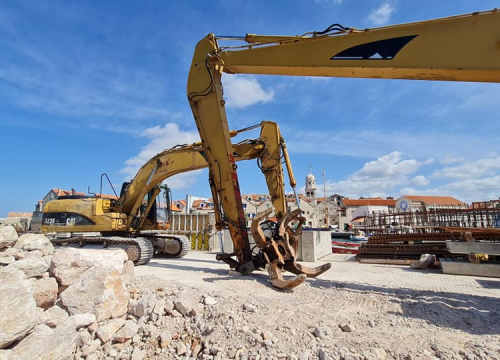 Fotografija 2 - Više od pola godine traju radovi na novoj šepurinskoj rivi: Osim pada bagera u more, nije bilo većih problema