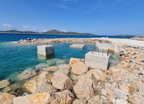 Fotografija 4 - Više od pola godine traju radovi na novoj šepurinskoj rivi: Osim pada bagera u more, nije bilo većih problema