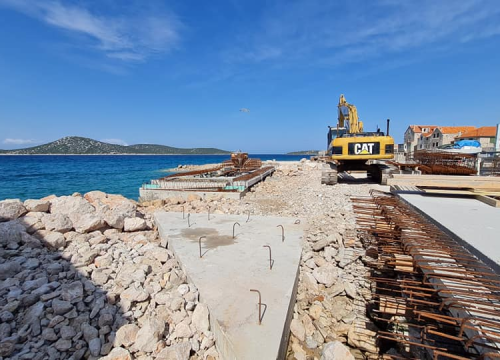 Fotografija 5 - Više od pola godine traju radovi na novoj šepurinskoj rivi: Osim pada bagera u more, nije bilo većih problema