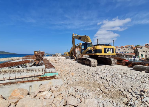 Fotografija 6 - Više od pola godine traju radovi na novoj šepurinskoj rivi: Osim pada bagera u more, nije bilo većih problema