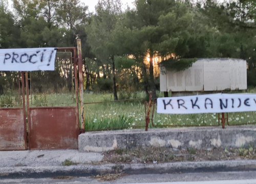 Fotografija 3 - 'Krka nam je mati, nećemo je dati': Na Lozovcu jutros osvanuli transparenti, evo što smeta stanovnicima tog kraja