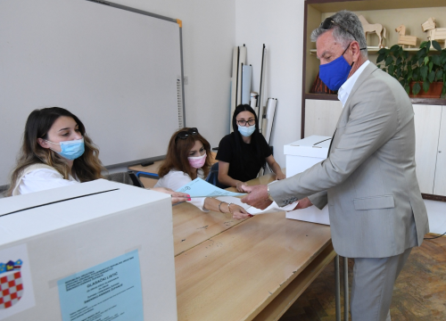 U Šibeniku jučer glasovalo 44,19 posto birača, pobrojana 884 nevažeća listića