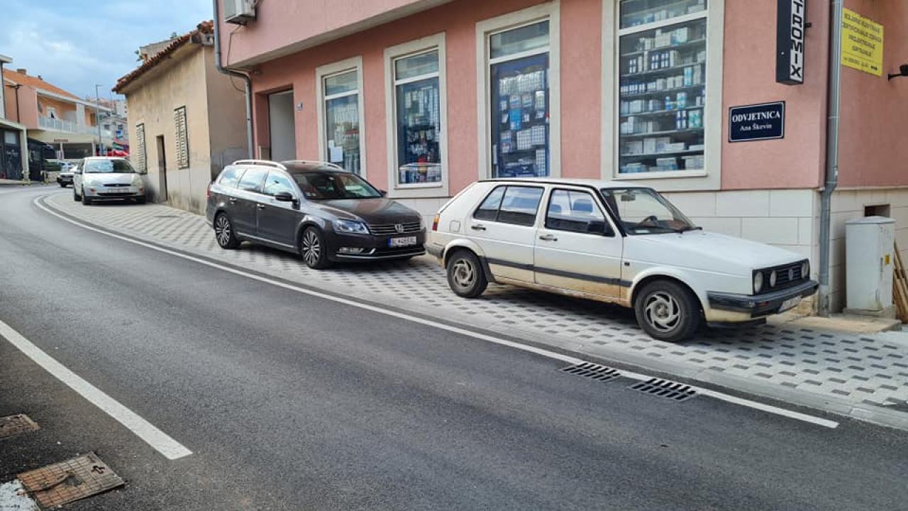 Novi trotoar u Matije Gupca širok je taman za komotno parkiranje: 'Prometni redari tu ne zalaze'