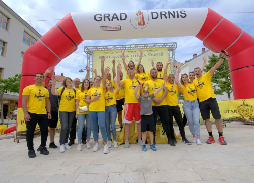 U Drnišu održana prva brdska 'Kraljevska utrka', atraktivnu stazu prošao i 71. godišnji Luka Jakovljević