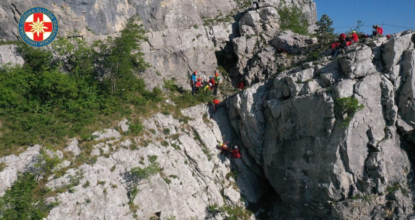 Spašavatelji iz cijele Hrvatske vježbali na strmoj dinarskoj ferati, fotografije su fantastične