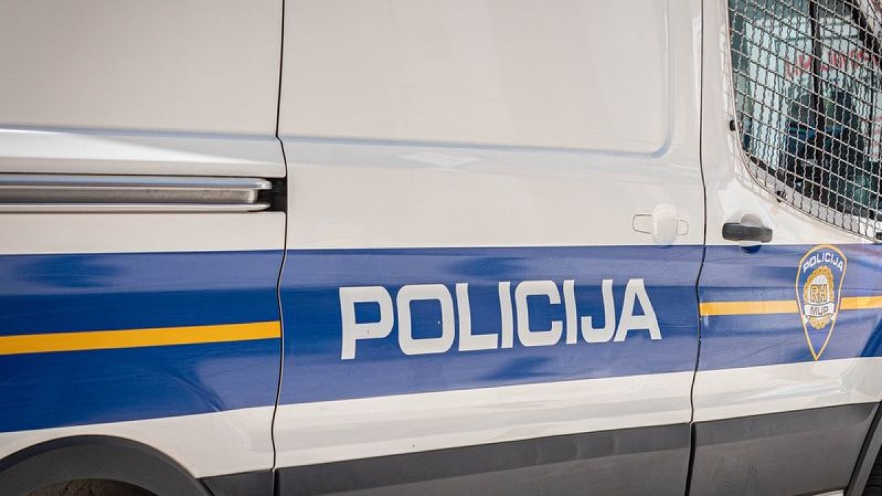 Muškarac i žena pronađeni mrtvi u autu ispred groblja