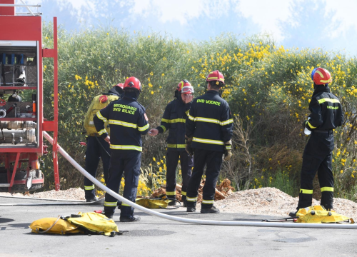 Lokaliziran požar na Podima, 11 vatrogasaca nadzirat će teren kroz noć