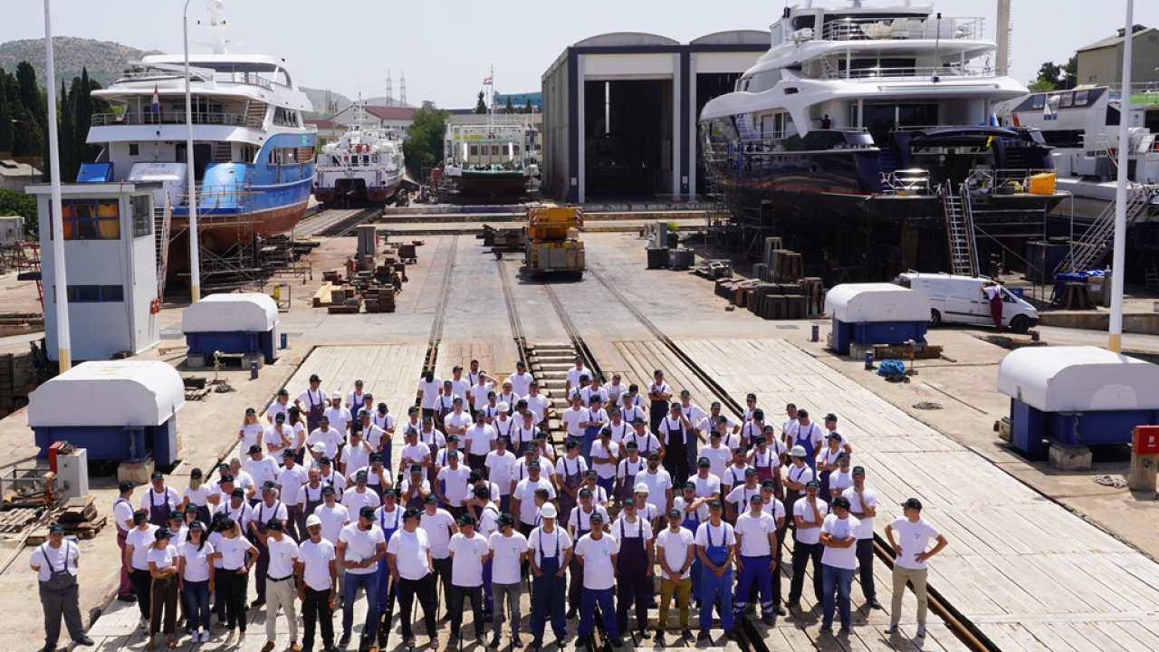 Uspješna poslovna sezona: Zaposlenici Iskre snimili zajedničku fotografiju za 75 godina poduzeća