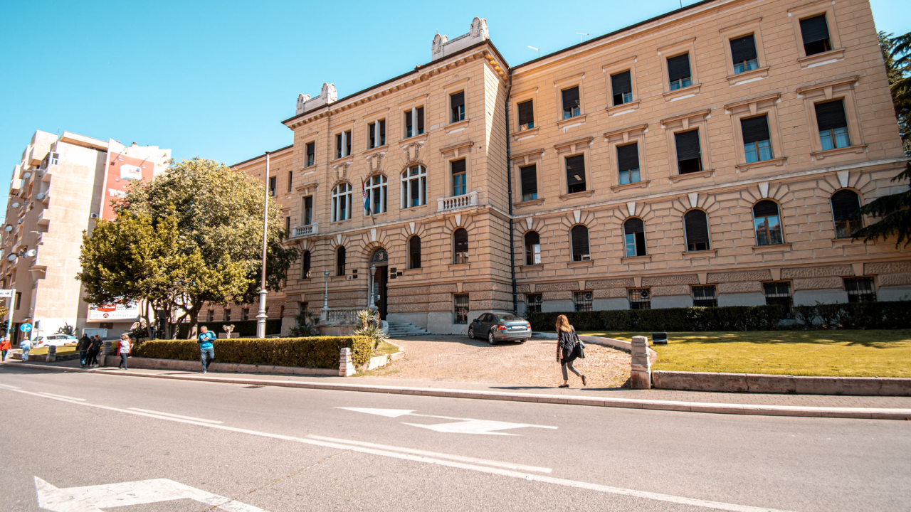 U Šibeniku ozbiljno prijetio zaposlenicima: Nezadovoljan kako mu predmet napreduje, došao im na radno mjesto
