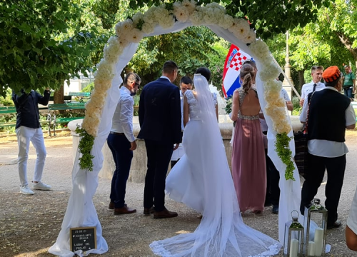 Šibenski đardin kao savršena lokacija za ljetno vjenčanje, a još je sve bilo iznenađenje za mladu: 'Pojma nisam imala di idem'