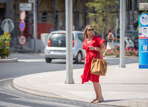 Lepršave haljine svih boja i dezena preplavile su ulice grada