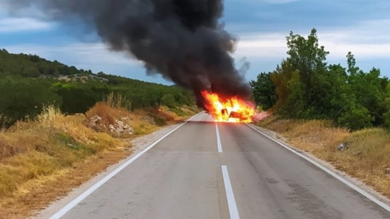 Automobil izgorio na cesti kod Okita, iz zapaljenog automoila se spasila mlađa žena