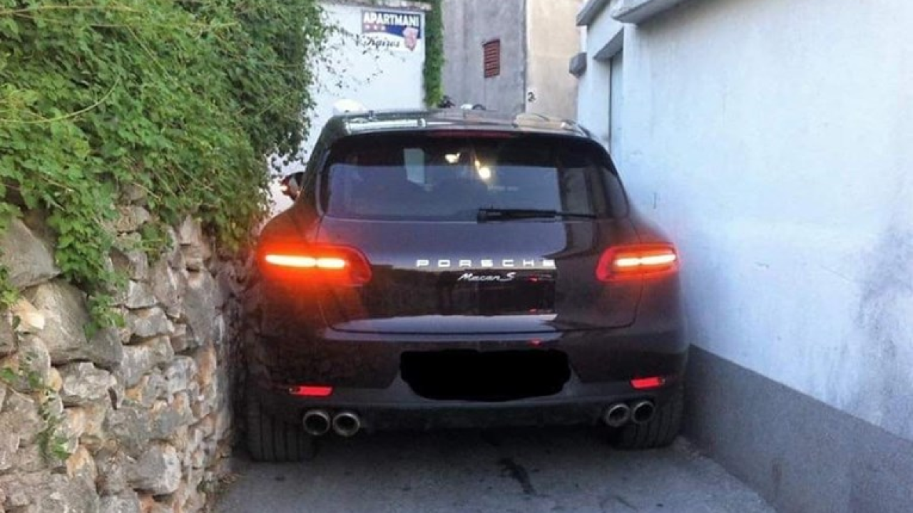 Vozač Porschea precijenio dalmatinsku ulicu pa osvanuo na Fejsu
