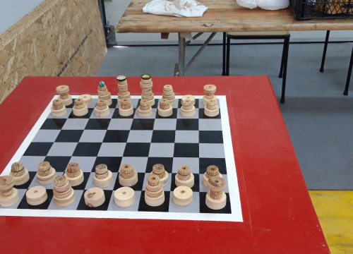 Fotografija 2 - Nikola i Mario svojim rukama izradili figure i ploču pa s mještanima zaigrali uz more