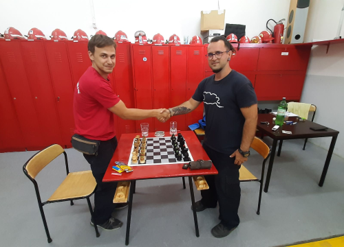 Fotografija 3 - Nikola i Mario svojim rukama izradili figure i ploču pa s mještanima zaigrali uz more