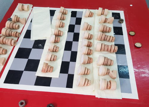 Fotografija 4 - Nikola i Mario svojim rukama izradili figure i ploču pa s mještanima zaigrali uz more