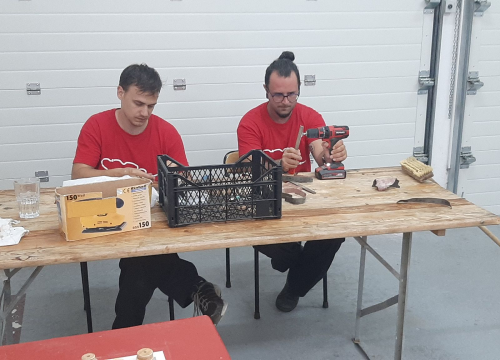 Fotografija 6 - Nikola i Mario svojim rukama izradili figure i ploču pa s mještanima zaigrali uz more