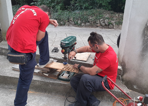 Fotografija 8 - Nikola i Mario svojim rukama izradili figure i ploču pa s mještanima zaigrali uz more