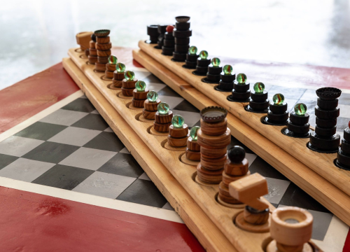 Fotografija 9 - Nikola i Mario svojim rukama izradili figure i ploču pa s mještanima zaigrali uz more