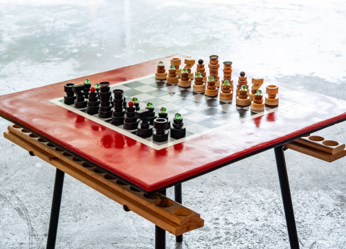 Fotografija 12 - Nikola i Mario svojim rukama izradili figure i ploču pa s mještanima zaigrali uz more