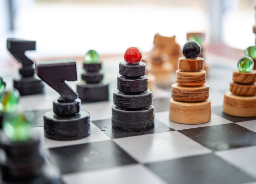 Fotografija 11 - Nikola i Mario svojim rukama izradili figure i ploču pa s mještanima zaigrali uz more