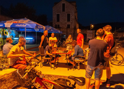 Fotografija 15 - Nikola i Mario svojim rukama izradili figure i ploču pa s mještanima zaigrali uz more