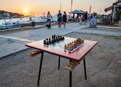 Fotografija 18 - Nikola i Mario svojim rukama izradili figure i ploču pa s mještanima zaigrali uz more