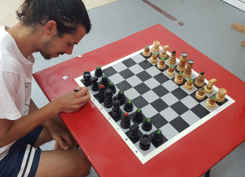 Fotografija 19 - Nikola i Mario svojim rukama izradili figure i ploču pa s mještanima zaigrali uz more