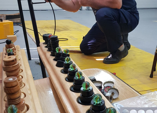 Fotografija 20 - Nikola i Mario svojim rukama izradili figure i ploču pa s mještanima zaigrali uz more