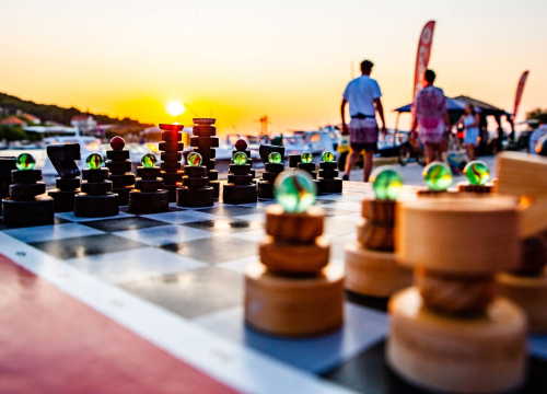 Fotografija 22 - Nikola i Mario svojim rukama izradili figure i ploču pa s mještanima zaigrali uz more